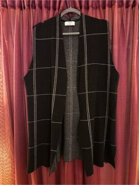 Maga Schoni Black & Gray Windowpane Plaid Knit Vest – Women’s